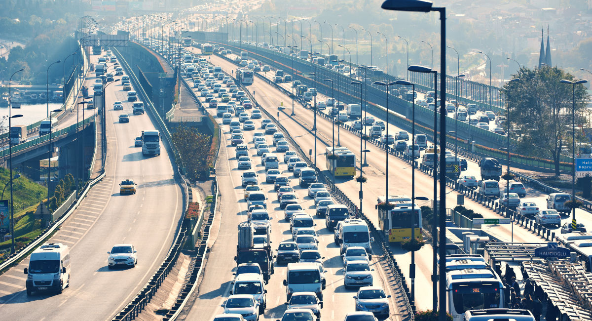 Adiós a los coches sin etiqueta, ¿pero a costa de qué?